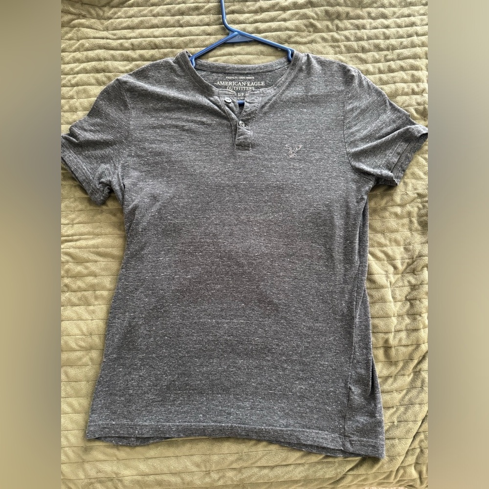 American Eagle men’s Henley t-shirt